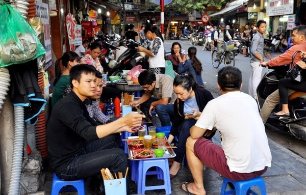 Thói quen ăn ngoài hàng quán, vỉa hè: Nguyên nhân viêm đại tràng mãn tính phố biến ở giới trẻ!