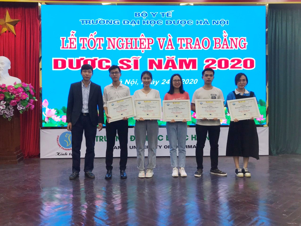 Công ty Botania trao 5 suất học bổng Botania cho sinh viên trường Đại học Dược Hà Nội năm học 2019 – 2020